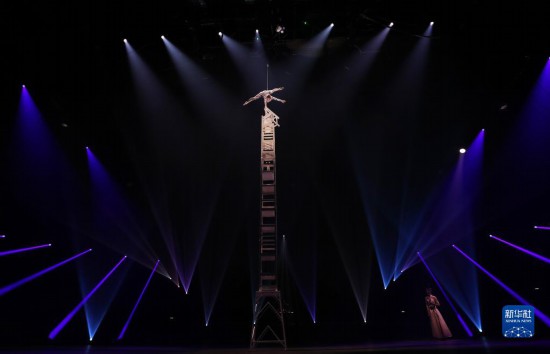 12月8日，演員在法國巴黎舉行的中國雜技“奇妙之夜”演出上表演《高椅》。新華社記者 高靜 攝