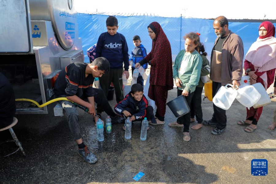 12月8日，在加沙地帶南部城市拉法一處臨時(shí)營(yíng)地內(nèi)，人們排隊(duì)打水。新華社發(fā)（里澤克·阿卜杜勒賈瓦德 攝）