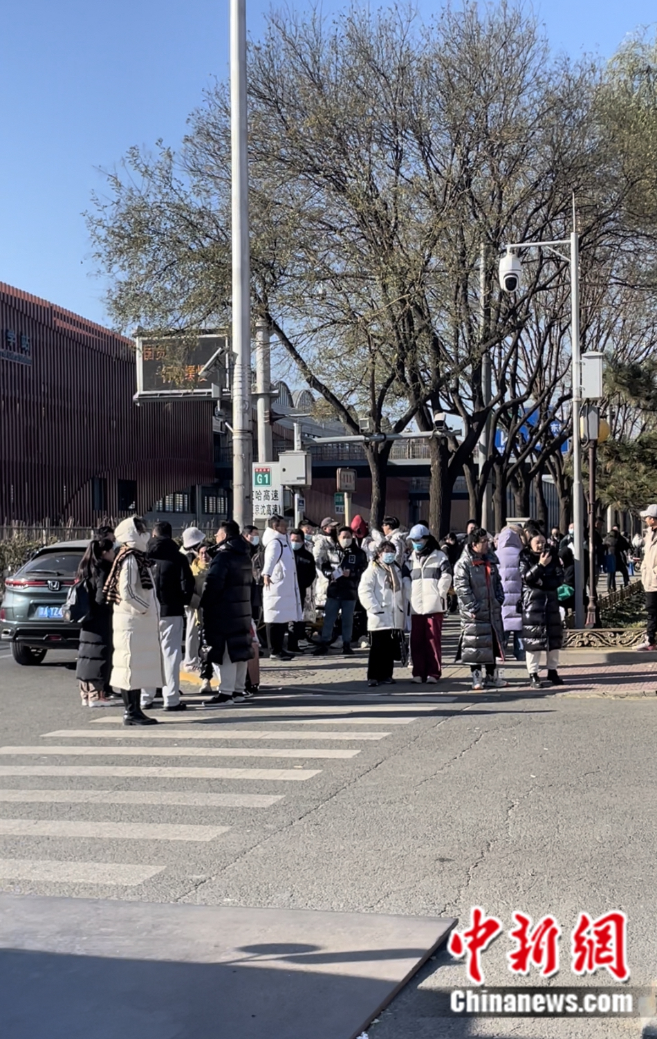 不少家長和老師在考場外等候。袁秀月 攝