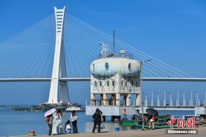 圖為游客在文昌鋪前漁港游玩。<a target='_blank' href='/' _fcksavedurl='/' ><p  align=