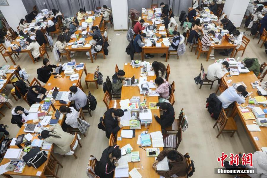 資料圖：眾多考研學(xué)生在南昌大學(xué)圖書館的自習(xí)室內(nèi)復(fù)習(xí)備考。劉力鑫 攝