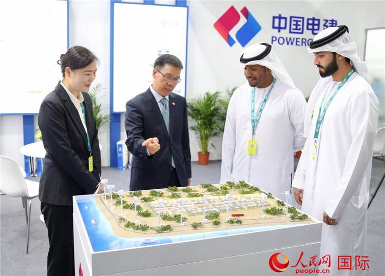 訪客在中國電建展臺(tái)參觀風(fēng)電項(xiàng)目沙盤。人民網(wǎng) 塔里克·易卜拉欣攝