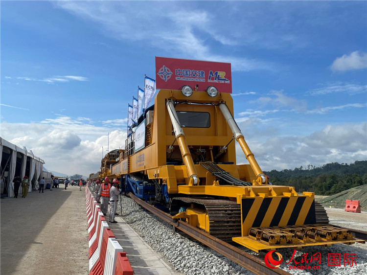 馬東鐵項目軌道工程啟動儀式現(xiàn)場。人民網(wǎng)記者 劉慧攝