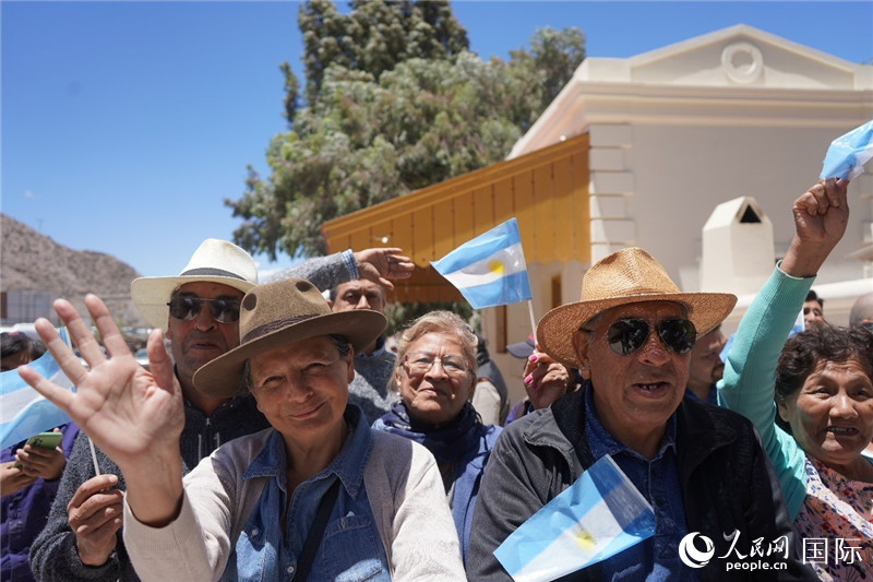 圖為當(dāng)?shù)孛癖娮园l(fā)舉行慶?；顒?。人民網(wǎng)記者 許放攝