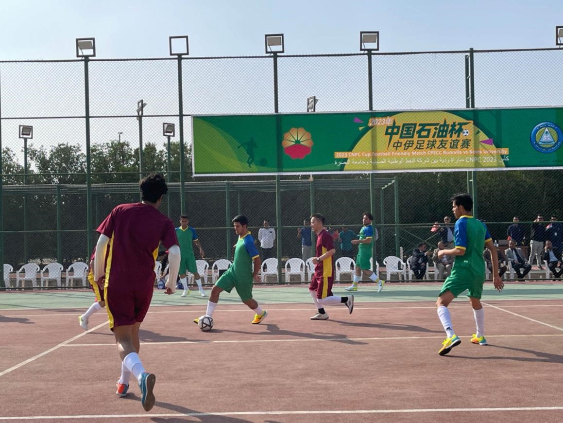 12月14日，中國石油（伊拉克）魯邁拉片區(qū)舉辦公共開放日和足球友誼賽。中國石油工程建設(shè)有限公司魯邁拉項(xiàng)目代表隊(duì)與巴士拉大學(xué)代表隊(duì)進(jìn)行了比賽，巴士拉大學(xué)代表隊(duì)獲勝。文學(xué)軍攝