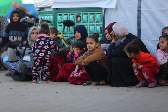 這是12月3日在加沙地帶代爾拜拉赫一家醫(yī)院拍攝的流離失所的巴勒斯坦人。新華社發(fā)