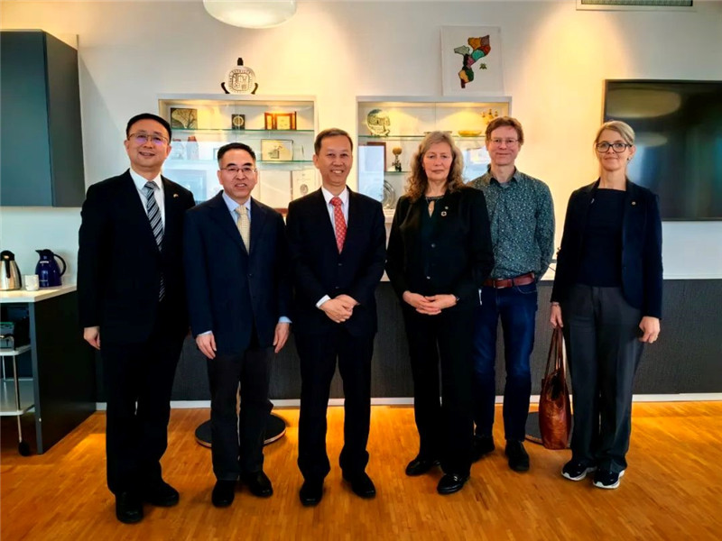 中國駐瑞典大使崔愛民（左三）會見瑞典農(nóng)業(yè)大學(xué)校長薇迪（左四）。中國駐瑞典大使館供圖。