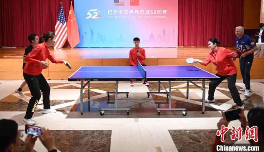 當(dāng)?shù)貢r間12月13日，中國駐美使館在華盛頓舉辦慶?；顒蛹o(jì)念中美乒乓外交52周年。圖為丁寧、劉偉、戴爾等中美運(yùn)動員上演混雙表演賽。中新社記者 陳孟統(tǒng) 攝