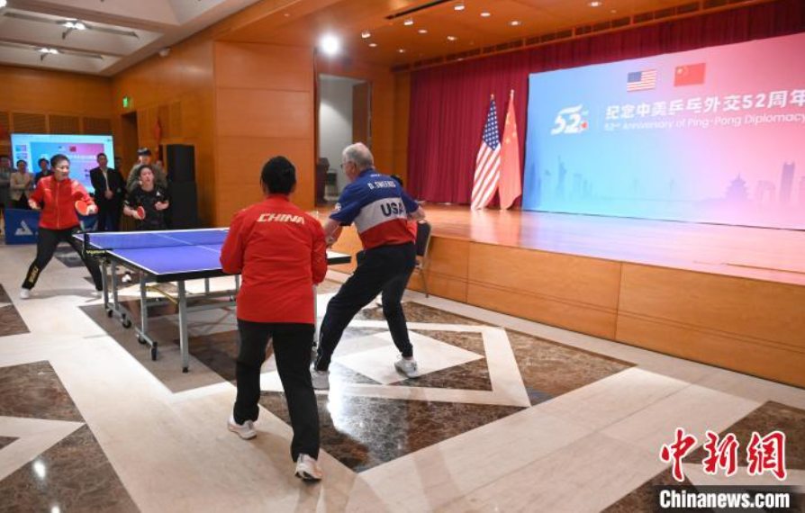 當(dāng)?shù)貢r間12月13日，中國駐美使館在華盛頓舉辦慶祝活動紀(jì)念中美乒乓外交52周年。圖為丁寧、劉偉、戴爾等中美運(yùn)動員上演混雙表演賽。中新社記者 陳孟統(tǒng) 攝