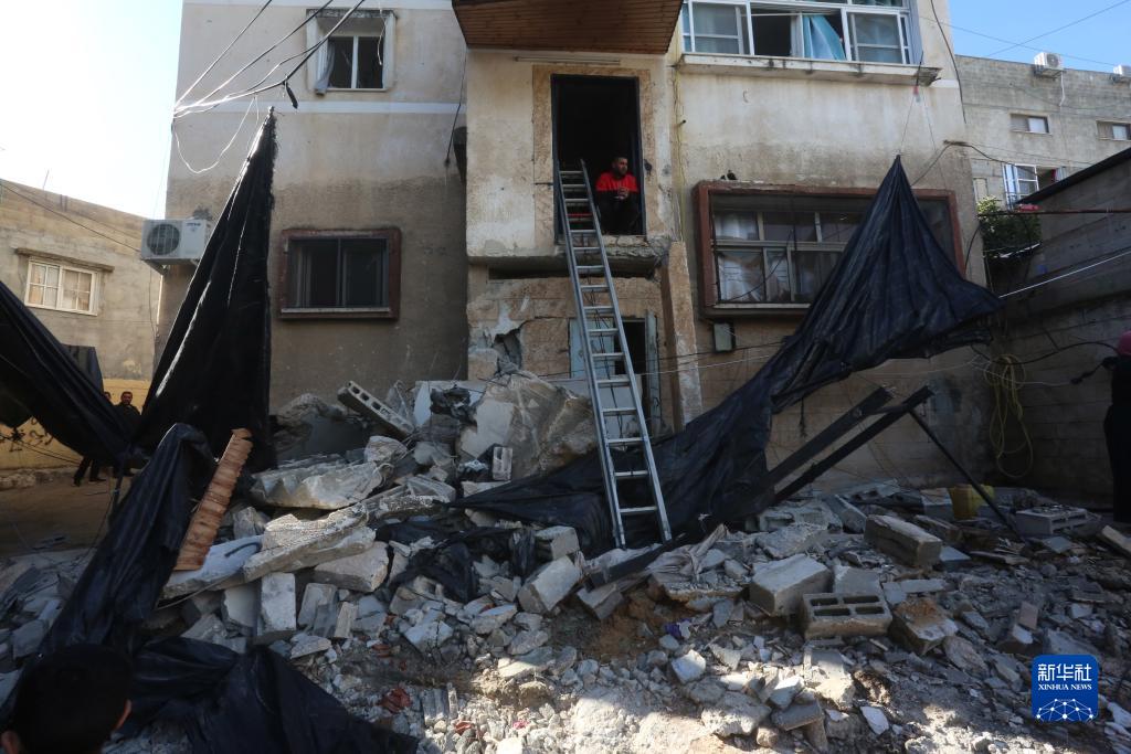 12月17日，在約旦河西岸城市圖勒凱爾姆附近的一處難民營(yíng)，人們查看在沖突中損毀的房屋。新華社發(fā)（尼達(dá)爾·艾仕塔耶?dāng)z）