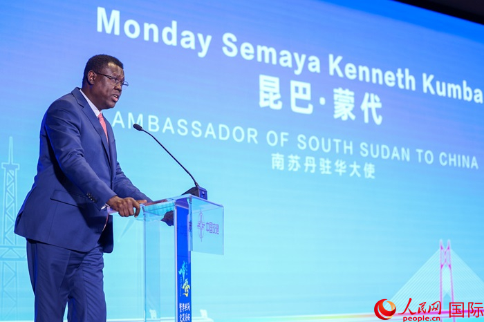 南蘇丹駐華大使蒙代在發(fā)布會上致辭。人民網(wǎng)記者 趙益普攝