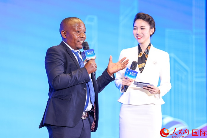 來自烏干達坎帕拉—恩德培機場高速公路項目的赫爾曼（左）被評為中國交建共建“一帶一路”最美外籍建設(shè)者之一。人民網(wǎng)記者 趙益普攝