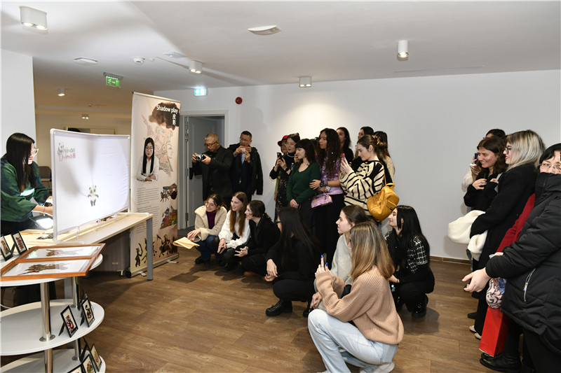 圖為觀眾欣賞帶有“你好中國”標識的皮影展示。 布加勒斯特中國文化中心供圖。