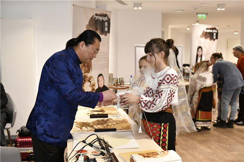 圖為羅馬尼亞小學生在現(xiàn)場體驗烙畫。 布加勒斯特中國文化中心供圖