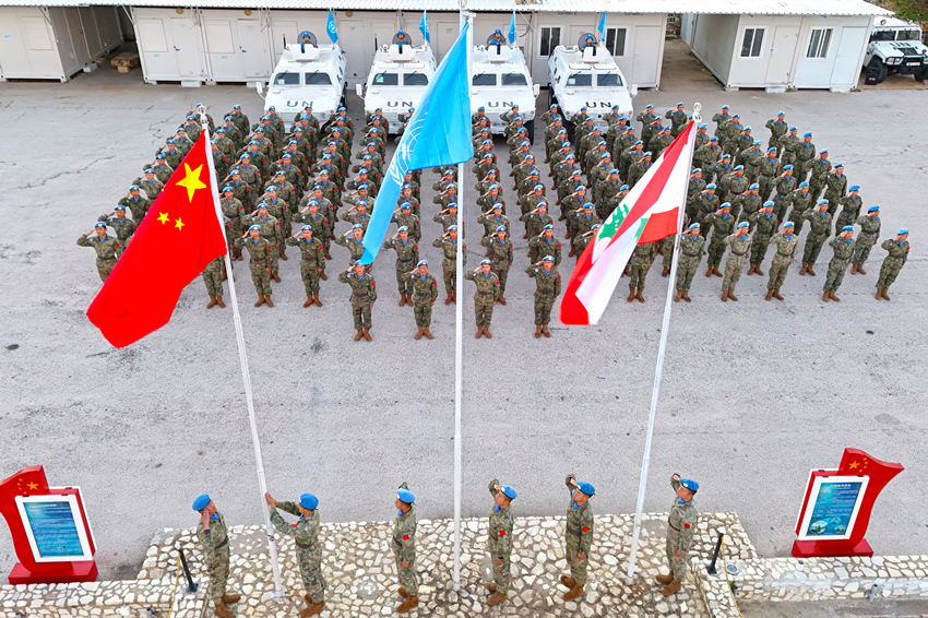 1月1日，中國第22批赴黎巴嫩維和官兵們舉行升旗儀式。胡光明攝