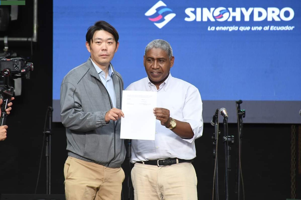 中國電建厄瓜多爾國別代表白納（左）代表中國電建向厄瓜多爾埃爾查科市康復中心捐贈了一批康復器材，埃爾查科市市長奧斯卡·德拉克魯斯·卡瓦蒂霍（右）對中國企業(yè)的善舉表示感謝。中國電建厄瓜多爾代表處供圖