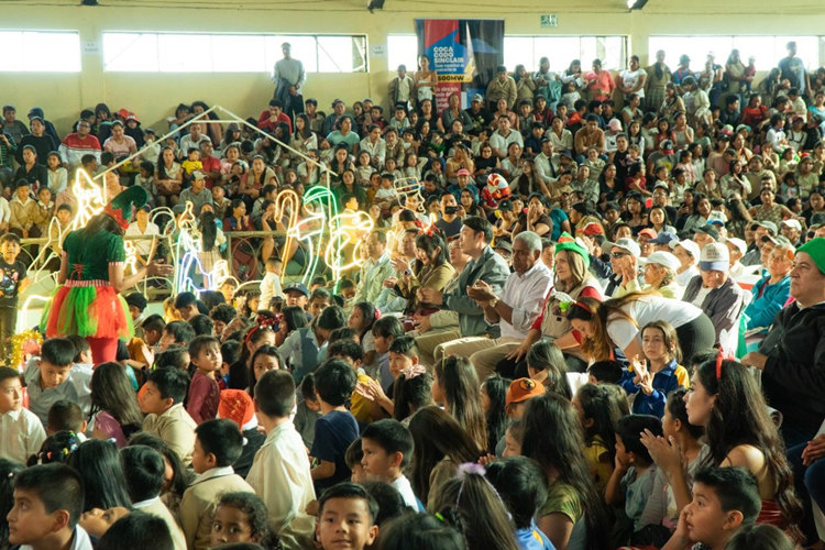 捐贈儀式在埃爾查科市中心的體育館舉行。中國電建厄瓜多爾代表處提供圖