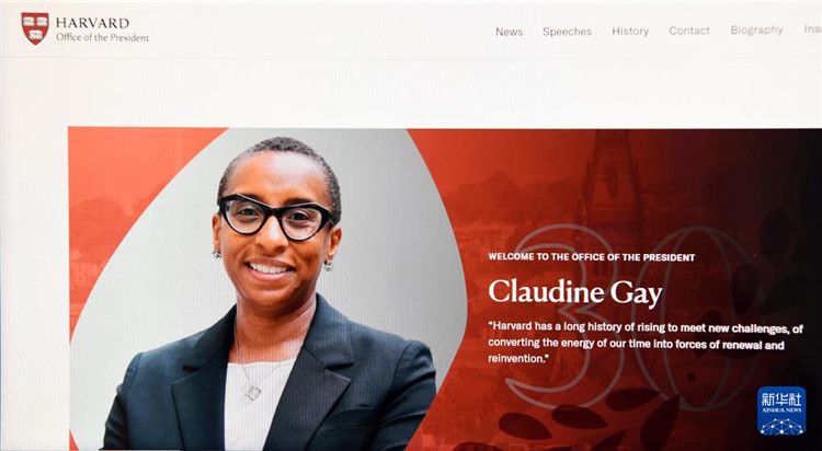 美國(guó)媒體1月2日?qǐng)?bào)道，哈佛大學(xué)校長(zhǎng)蓋伊宣布辭職。這是1月2日拍攝的有蓋伊照片的哈佛大學(xué)官網(wǎng)校長(zhǎng)辦公室頁(yè)面。新華社記者李睿 攝
