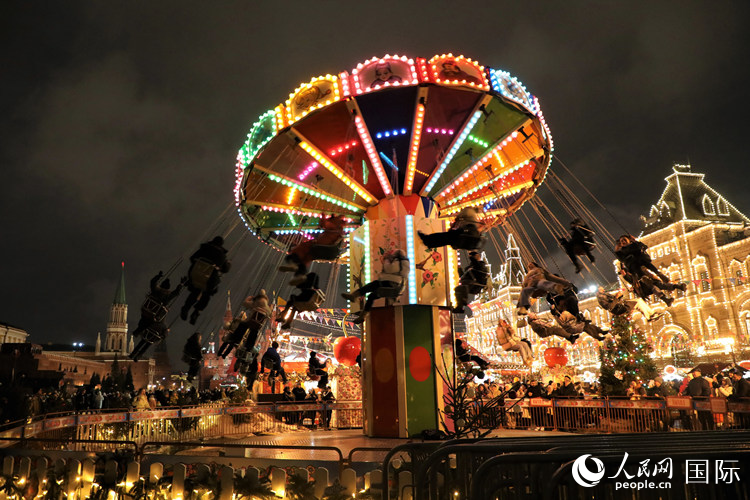 位于莫斯科紅場中央的“古姆”新年集市。人民網(wǎng)記者 隋鑫攝