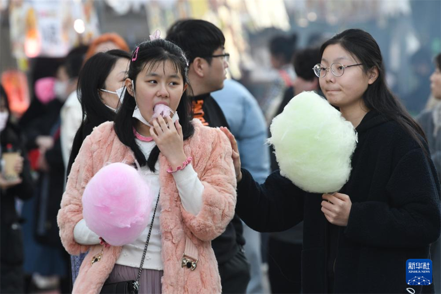1月5日，在日本名古屋市第18屆“名古屋中國春節(jié)祭”上，游客品嘗棉花糖。新華社記者 岳晨星 攝
