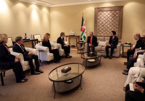 1月7日，約旦國王阿卜杜拉二世（中右）在安曼會見到訪的美國國務(wù)卿布林肯（中左）。新華社發(fā)（約旦王宮供圖）