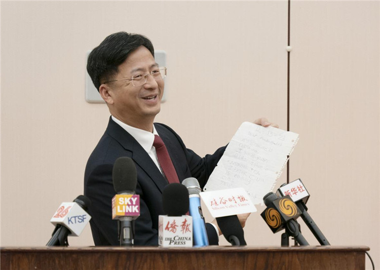 張建敏總領(lǐng)事向媒體展示領(lǐng)區(qū)小學生來信。中國駐舊金山總領(lǐng)館供圖