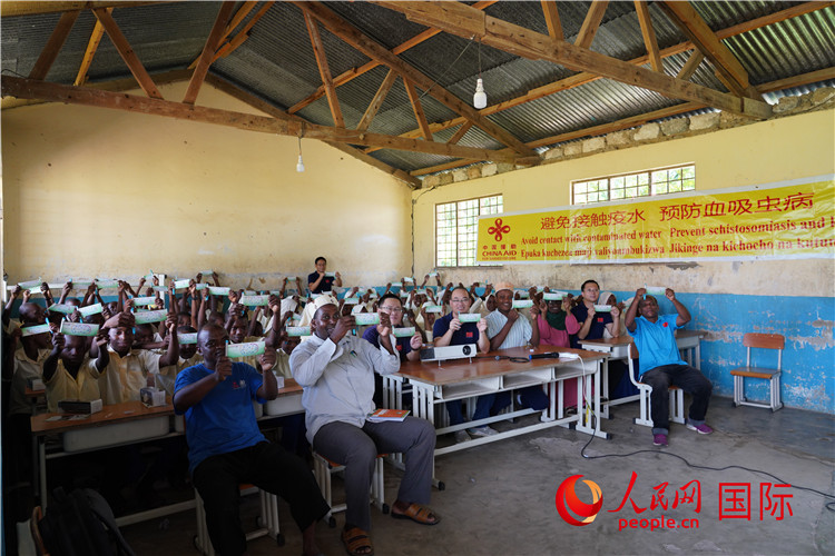 中國專家組走進(jìn)姆坦噶尼小學(xué)開展血吸蟲病防治健康教育。人民網(wǎng)記者 黃煒鑫攝