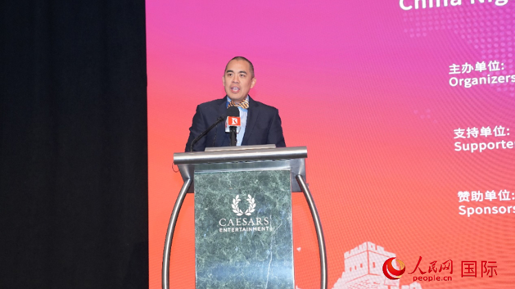 內華達州副州長辦公室幕僚長魯迪·帕明圖安在論壇致辭。人民網記者 鄧圩攝