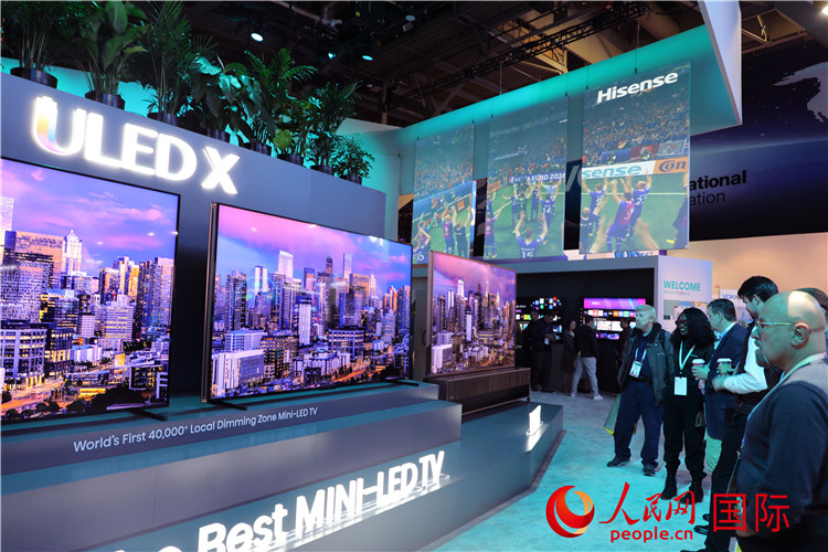 在2024年美國消費(fèi)電子展上，人們駐足觀看中國企業(yè)海信推出的ULED X系列電視110UX，該產(chǎn)品獲得“2024年美國消費(fèi)電子展創(chuàng)新獎(jiǎng)”。人民網(wǎng)記者 李志偉攝