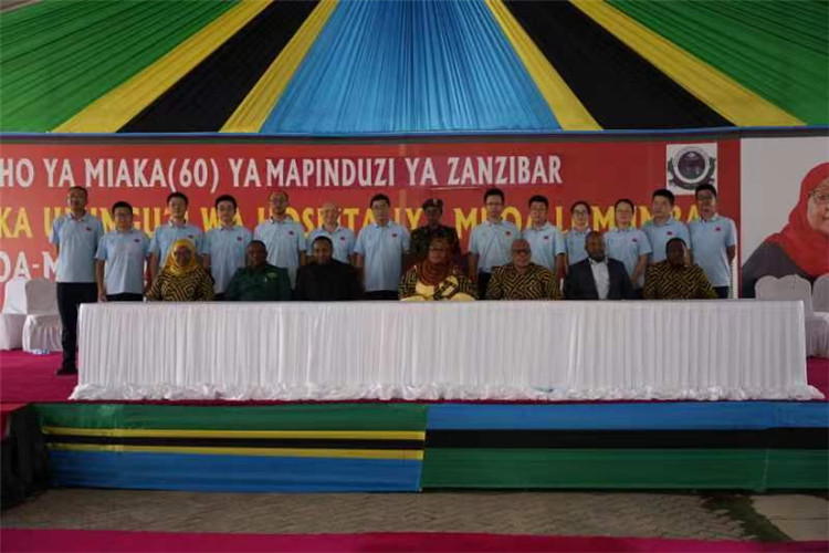 坦桑尼亞政要與中國(guó)醫(yī)療隊(duì)合影。中國(guó)（江蘇）第33期援桑給巴爾醫(yī)療隊(duì)供圖