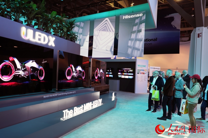 海信在此次展會上推出ULED X系列電視110UX，是全球首臺4萬+分區(qū)MiniLED電視，斬獲2024年美國消費電子展創(chuàng)新獎。人民網(wǎng)記者 李志偉攝