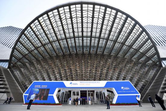 2023年10月30日，參會(huì)嘉賓步入長(zhǎng)沙國際會(huì)議中心。當(dāng)日，以“全球發(fā)展 共享安全”為主題的博鰲亞洲論壇全球經(jīng)濟(jì)發(fā)展與安全論壇第二屆大會(huì)在湖南長(zhǎng)沙開幕。新華社記者 陳振海 攝