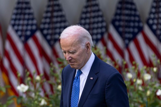 2023年4月24日，美國(guó)總統(tǒng)拜登在首都華盛頓白宮出席活動(dòng)。新華社發(fā)（亞倫攝）