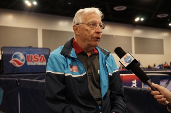 2023年12月16日，中美“乒乓外交”親歷者戴爾·斯威里斯在2023年美國乒乓球公開賽老年組比賽間隙接受新華社記者專訪。