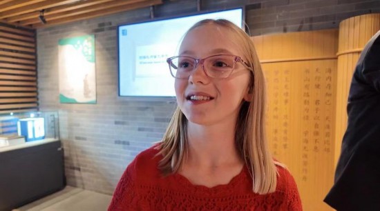 美國猶他州小學(xué)生米麗婭姆·居布萊接受記者采訪。