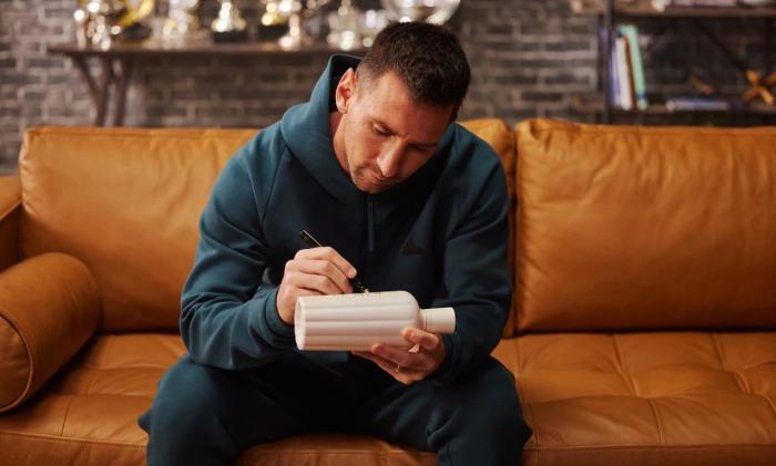 2023年10月，赤水河酒曬出的梅西為赤水河酒酒瓶簽名照片。 截圖自