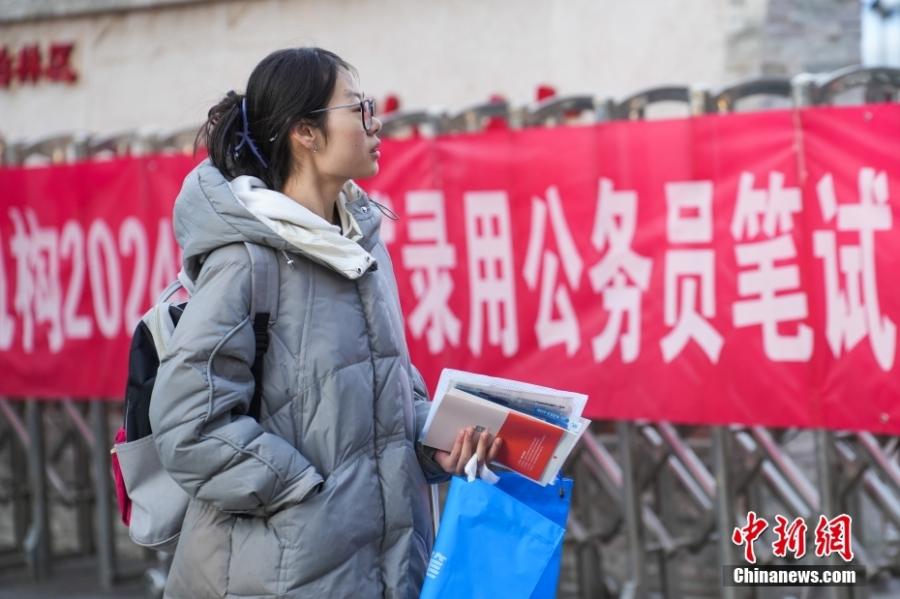 2023年11月26日，山西省太原市，考生步入考場(chǎng)。當(dāng)日，中央機(jī)關(guān)及其直屬機(jī)構(gòu)2024年度考試錄用公務(wù)員公共科目筆試舉行。<a target='_blank' href='/'><p  align=