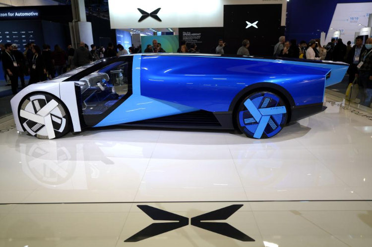 1月11日，人們在美國拉斯維加斯消費電子展小鵬公司展臺觀看電動飛行汽車Aeroht。新華社記者吳曉凌攝