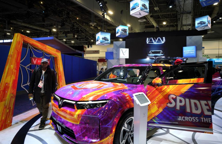 1月11日，人們在美國拉斯維加斯消費電子展越南電動汽車制造商VinFast展臺參觀。新華社記者吳曉凌攝