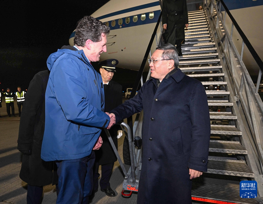 當(dāng)?shù)貢r(shí)間1月16日晚，應(yīng)愛(ài)爾蘭總理瓦拉德卡邀請(qǐng)，國(guó)務(wù)院總理李強(qiáng)乘包機(jī)抵達(dá)都柏林國(guó)際機(jī)場(chǎng)，開(kāi)始對(duì)愛(ài)爾蘭進(jìn)行正式訪問(wèn)。愛(ài)爾蘭環(huán)境、氣候與通訊部長(zhǎng)兼交通部長(zhǎng)瑞安等到機(jī)場(chǎng)迎接。新華社記者 饒愛(ài)民 攝