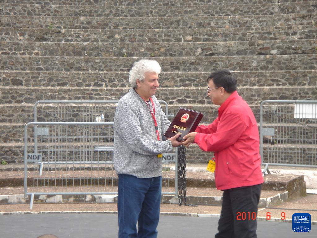 這是2010年帕特里克·索米耶（圖左）獲頒北京市人民政府授予的“長城友誼獎”時的資料照片。新華社發(fā)（受訪對象供圖）