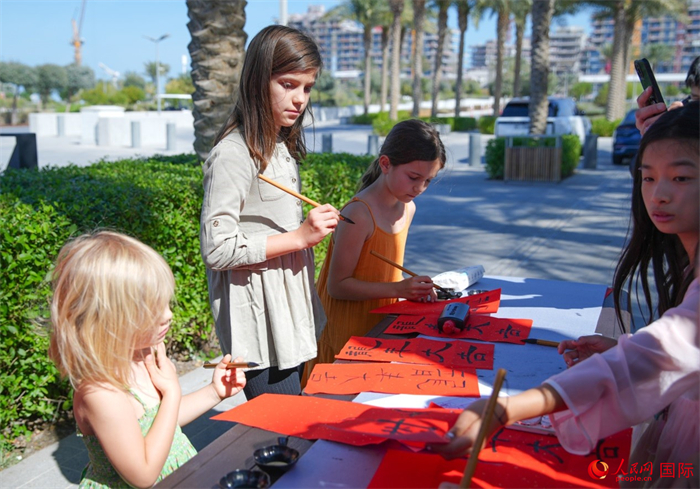 小朋友體驗(yàn)書法創(chuàng)作。人民網(wǎng) 塔里克·易卜拉欣攝