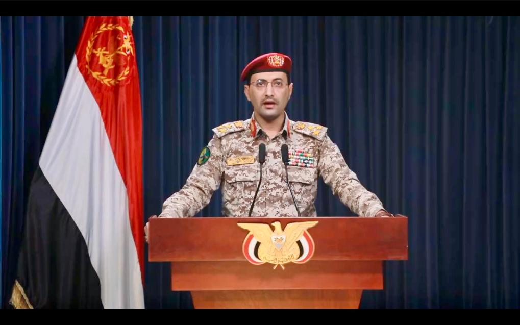 這張1月18日的視頻截圖顯示，也門(mén)胡塞武裝發(fā)言人葉海亞·薩雷亞發(fā)表聲明。新華社發(fā)