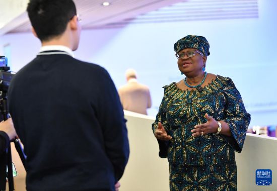 1月18日，世界貿(mào)易組織總干事伊維拉在瑞士達(dá)沃斯舉行的世界經(jīng)濟(jì)論壇2024年年會(huì)期間接受新華社記者專訪。新華社記者 連漪 攝