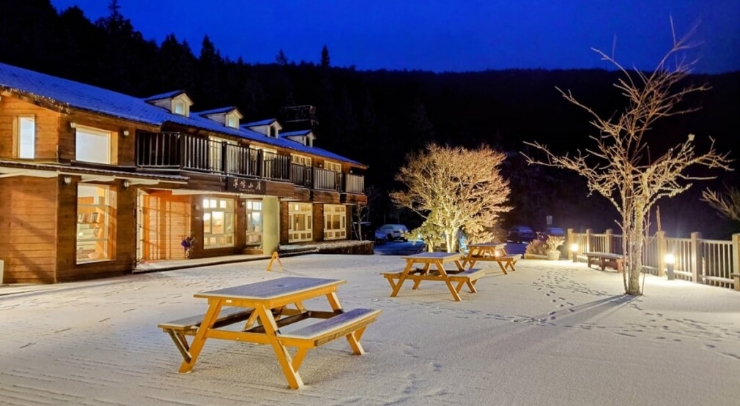 位在宜蘭縣內(nèi)的太平山森林游樂(lè)區(qū)23日凌晨開始下雪，園區(qū)翠峰山屋前一片雪白。圖片來(lái)源：臺(tái)灣“中央社”。