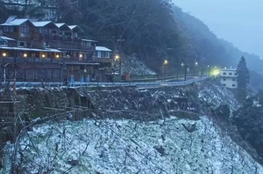 桃園市觀光旅游局22日新啟用的“上巴陵實(shí)時(shí)影像”的鏡頭下，現(xiàn)場(chǎng)呈現(xiàn)雪景。圖片來(lái)源：桃園市觀光旅游局。