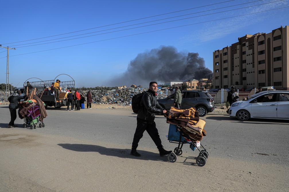 1月22日，在加沙地帶南部城市汗尤尼斯，人們逃離家園。新華社發(fā)（里澤克·阿卜杜勒賈瓦德攝）