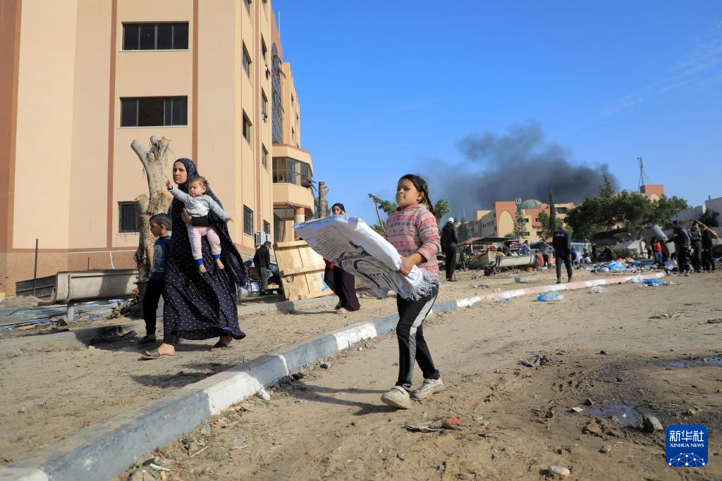 1月22日，加沙地帶南部城市汗尤尼斯遭到以軍攻擊后升起濃煙。新華社發(fā)（里澤克·阿卜杜勒賈瓦德攝）