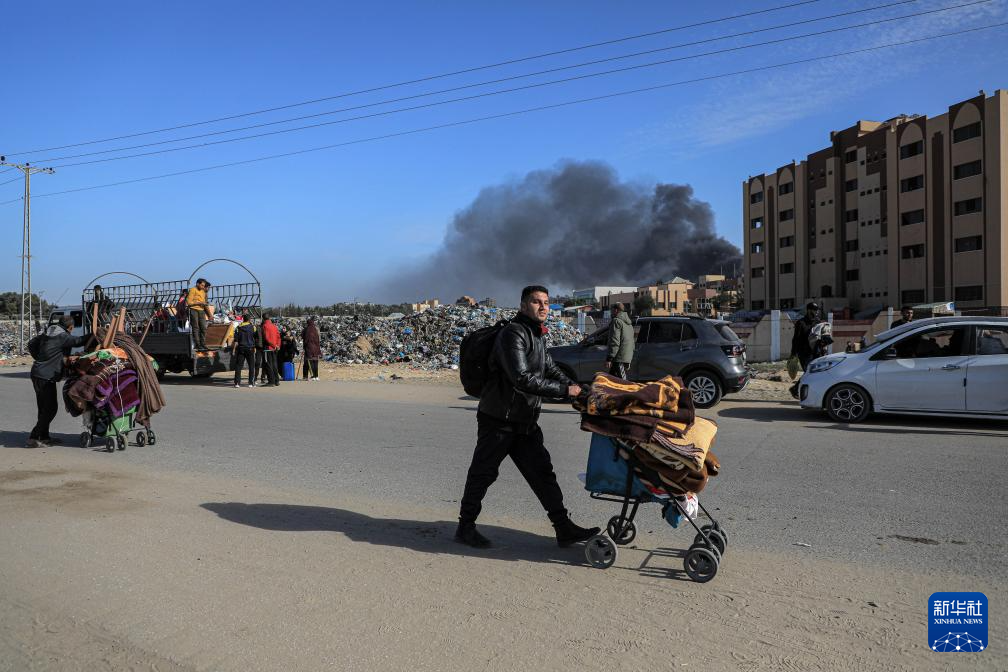 1月22日，在加沙地帶南部城市汗尤尼斯，人們逃離家園。新華社發(fā)（里澤克·阿卜杜勒賈瓦德攝）