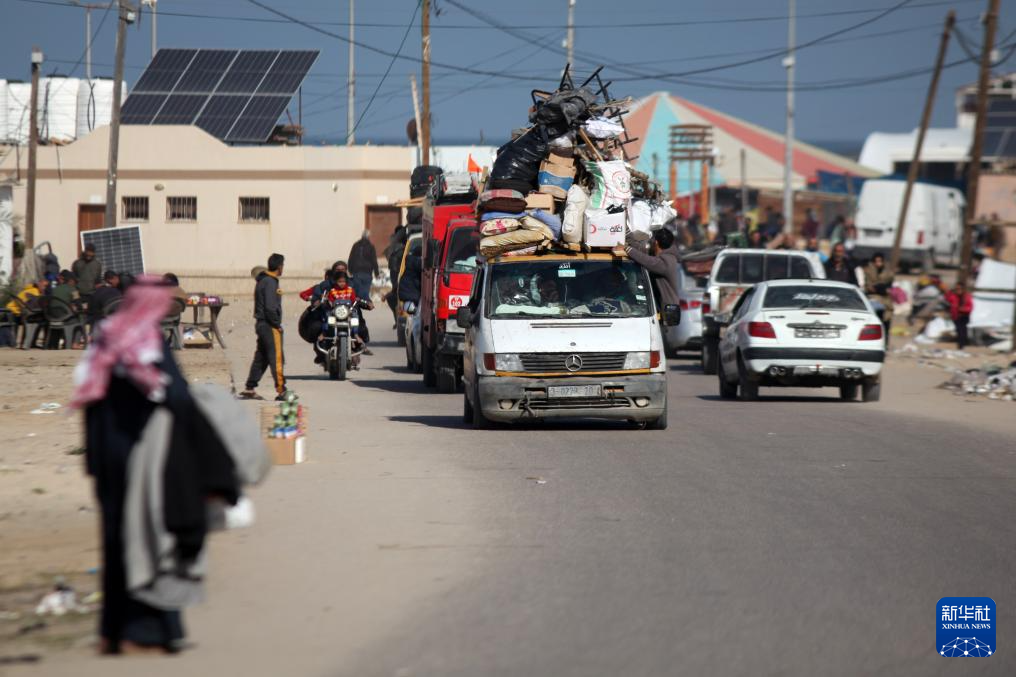 1月22日，在加沙地帶南部城市汗尤尼斯，人們逃離家園。新華社發(fā)（里澤克·阿卜杜勒賈瓦德攝）